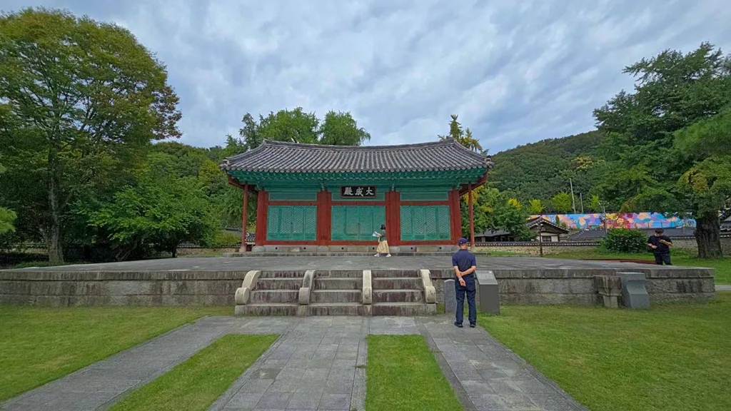 Edificio dentro del recinto de la Escuela Confucianismo Jeonju Hyanggyo.