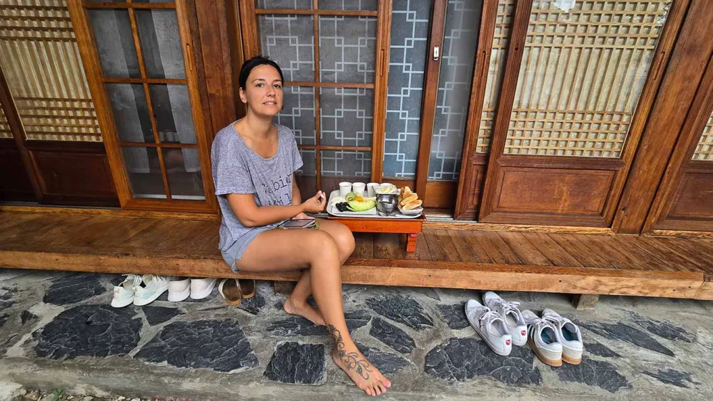 Noelia junto al desayuno en la puerta de nuestra casa Hanok