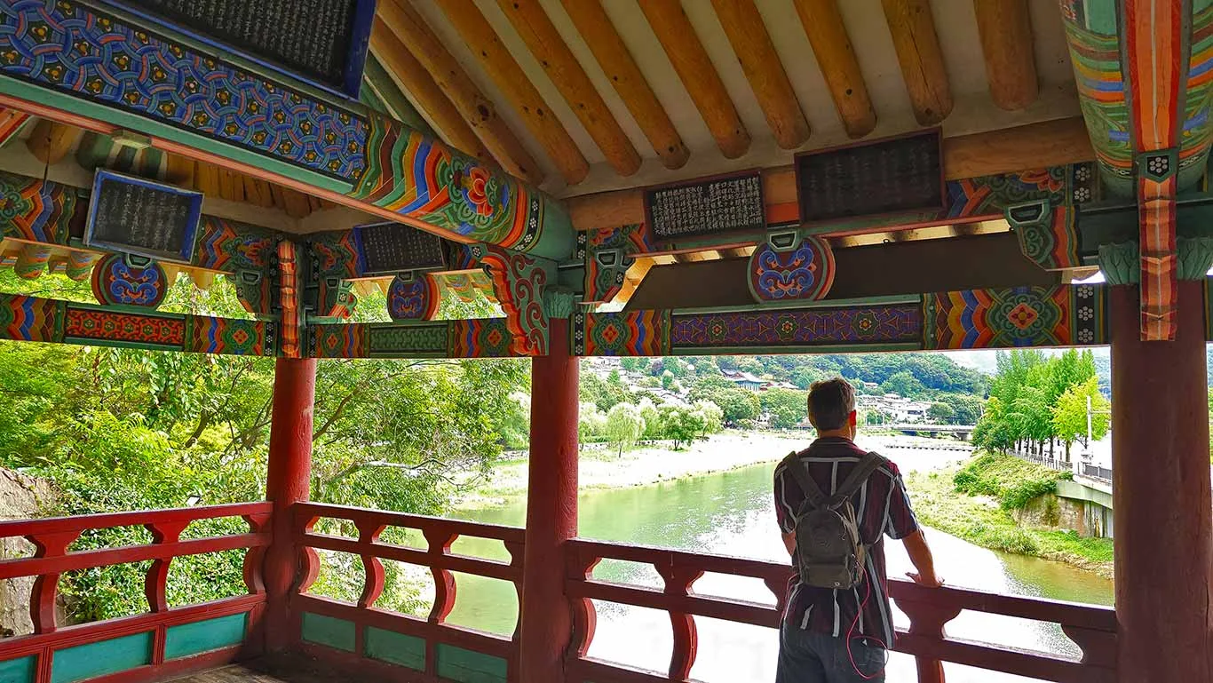 Joan en el interior del Pabellón Hanbyeokdang