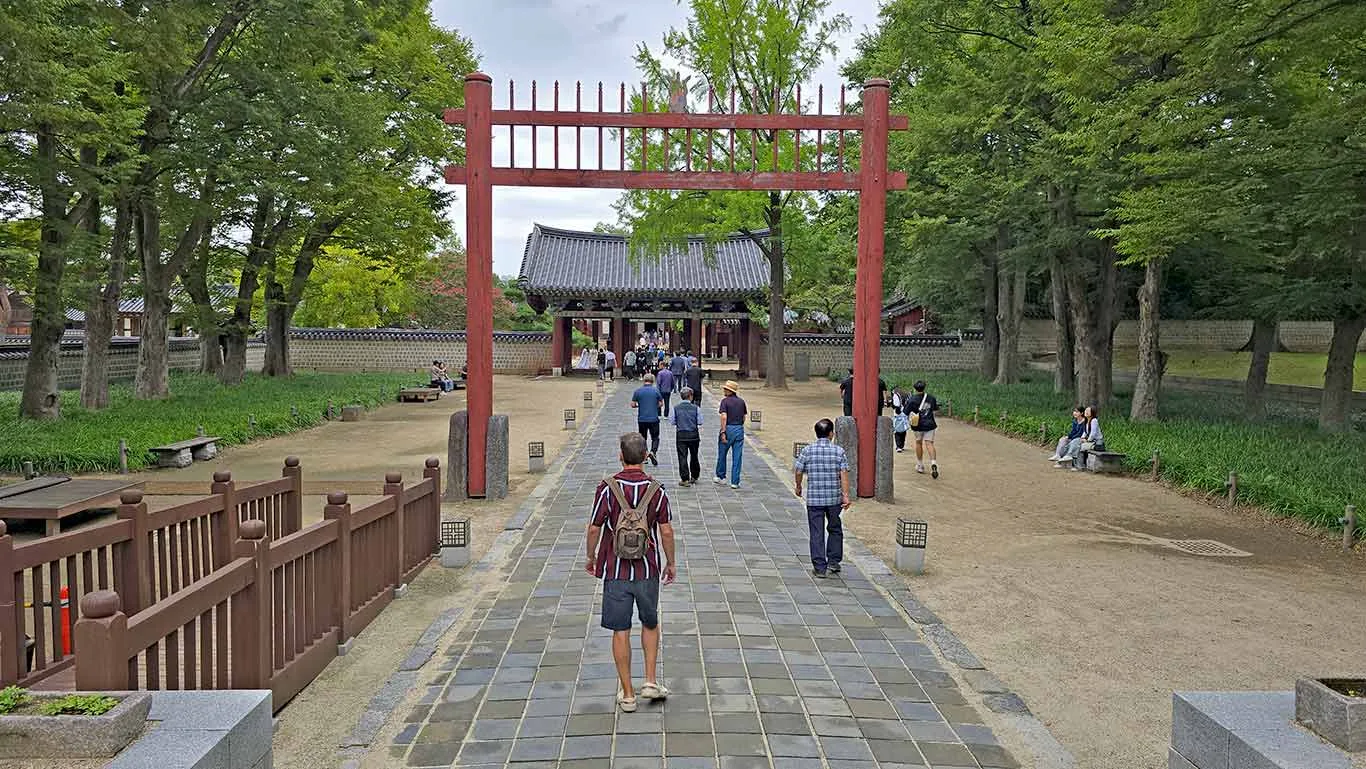 Joan en la entrada del Santuario Gyeonggijeon,