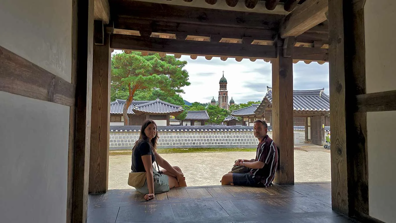Noelia y Joan en un edificio con vistas fotogénicas en el Santuario Gyeonggijeon, y la catedral de Jeonju