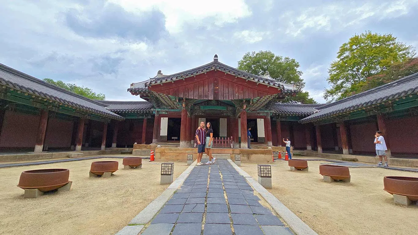 Noelia y Joan en un edificio del Santuario Gyeonggijeon,