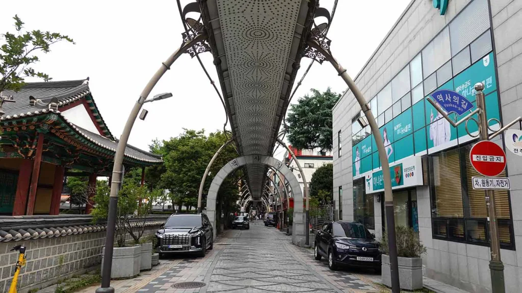 Calle comercial de Jeonju lleno de tiendas