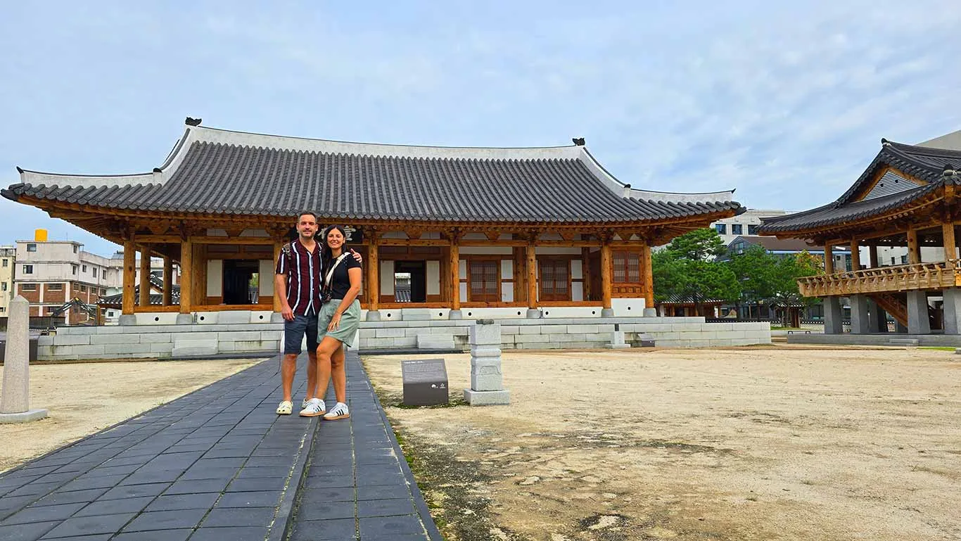 Noelia y Joan en la entrada del Jeolla Gamyoung. de Jeonju