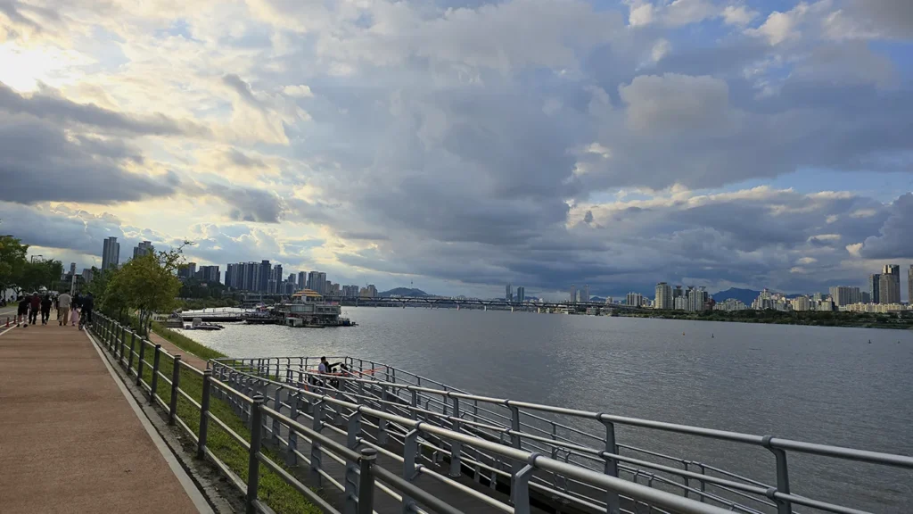 Paseo alrededor del río Han con el cielo del atardecer de Seúl