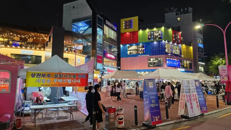 Tiendas callejeras en la calle Eoulmadang-ro en Hongdae