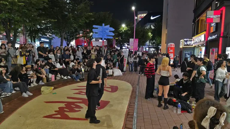 Grupos de baile K-Pop actuando en calle de Hongdae