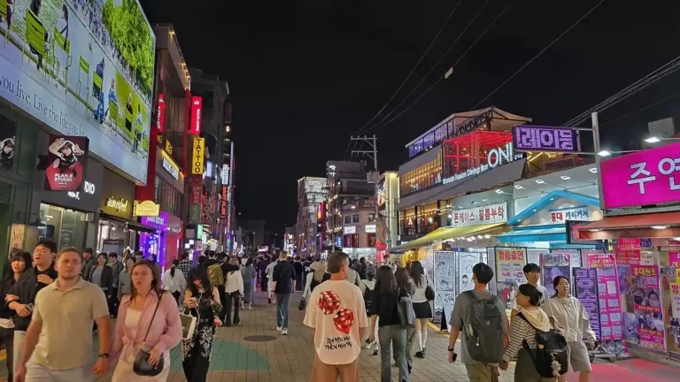 Joan paseando por una de las calles de ocio de Hongdae