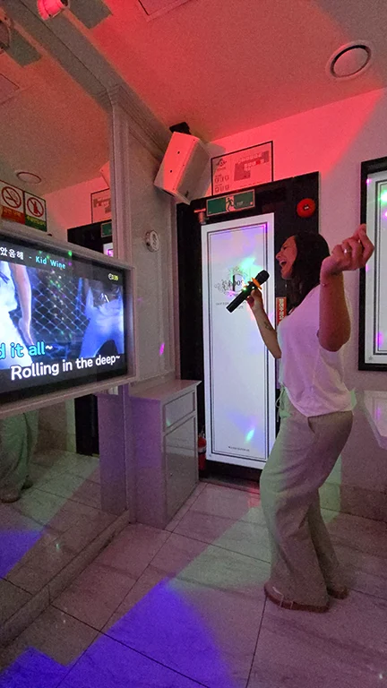 Noelia cantando en un karaoke en Seúl, el plan que debes hacer sí o sí