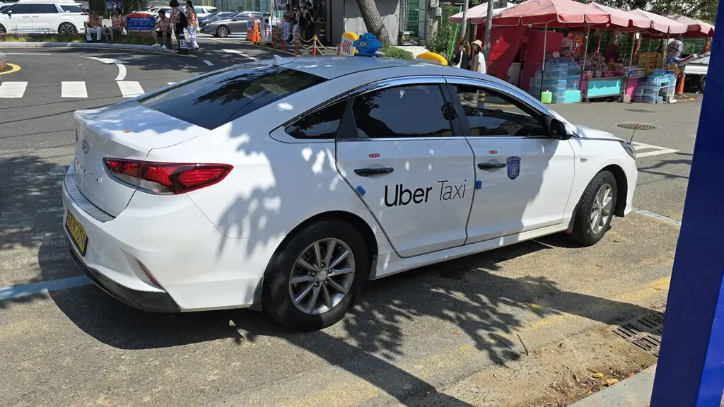 Coche Uber en una calle de Busan