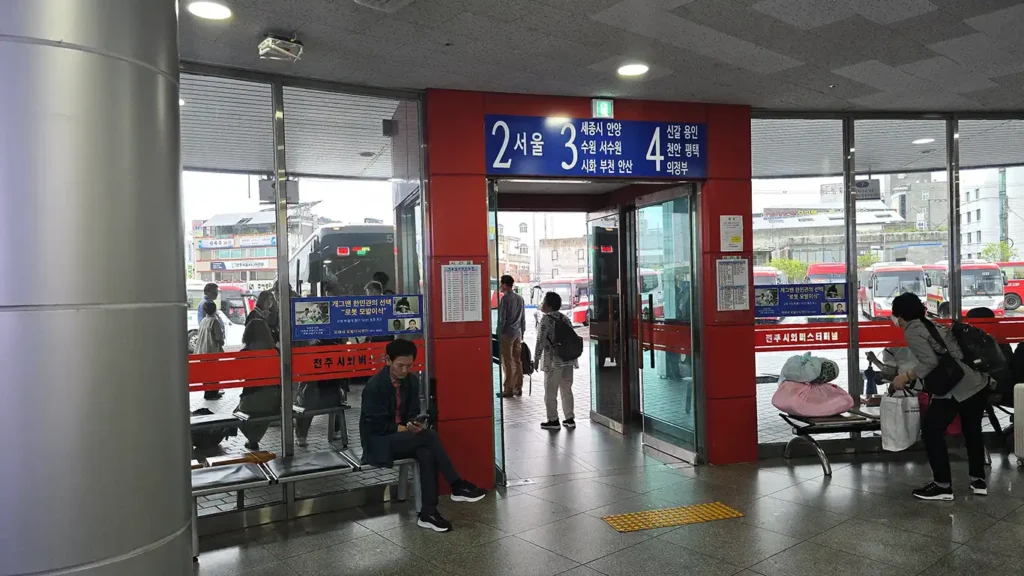 Puerta hacia el parking de la Estación de autobuses Jeonju Bus Terminal
