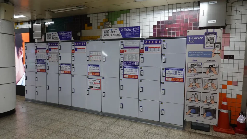 Taquillas para guardar las maletas en la estación de Myeongdong de Seúl