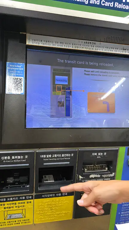Máquina para recargar dinero en la la T-Money, la mejor tarjeta para usar y pagar el transporte en Corea