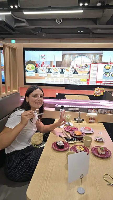 Noelia comiendo sushi en el Restaurante Sushiro de Myeongdong en Seúl