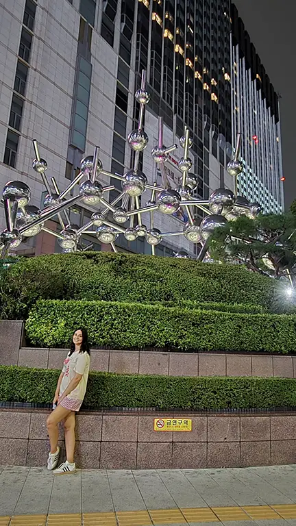 Noelia en Pushkin Plaza en una escultura molecular
