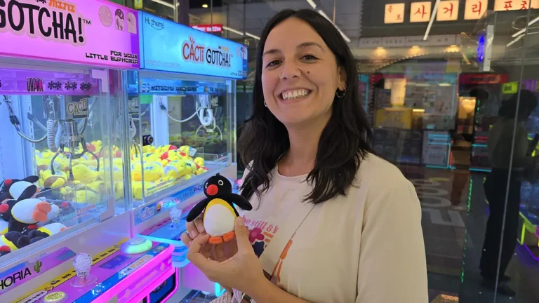 Cogiendo un peluche pingüino de una máquina, las típicas con pinzas de toda Corea