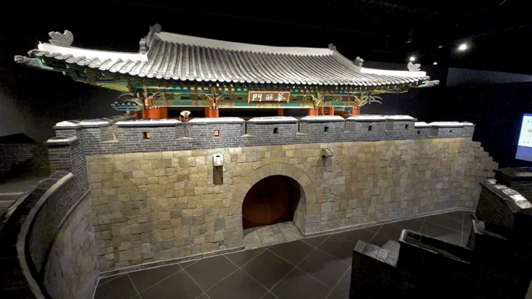 Replica de una fortaleza con un pabellón rojo y verde en el War Memorial of Korea