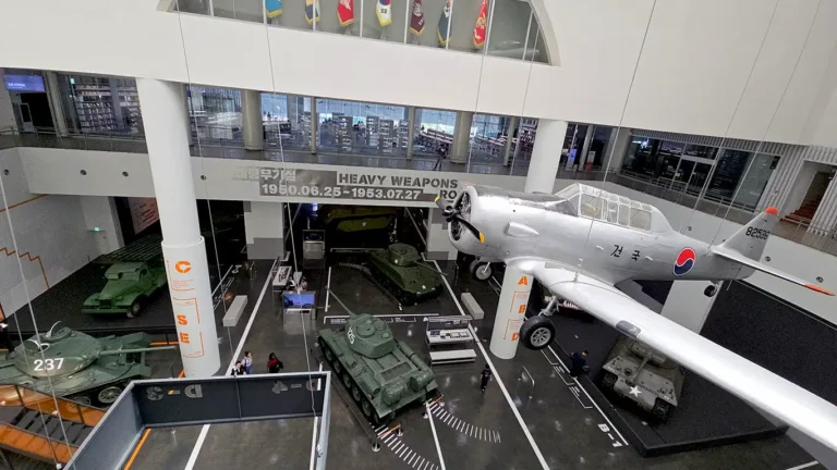 Exposición de aviones dentro del War Memorial of Korea