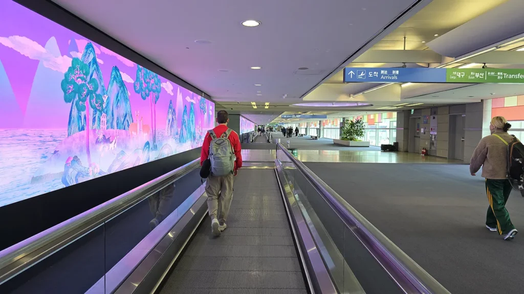 Joan en el Interior del aeropuerto Incheon de Seúl