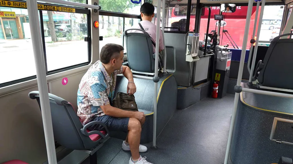 Joan en el interior de un autobús en Seúl camino al Templo Jogyesa