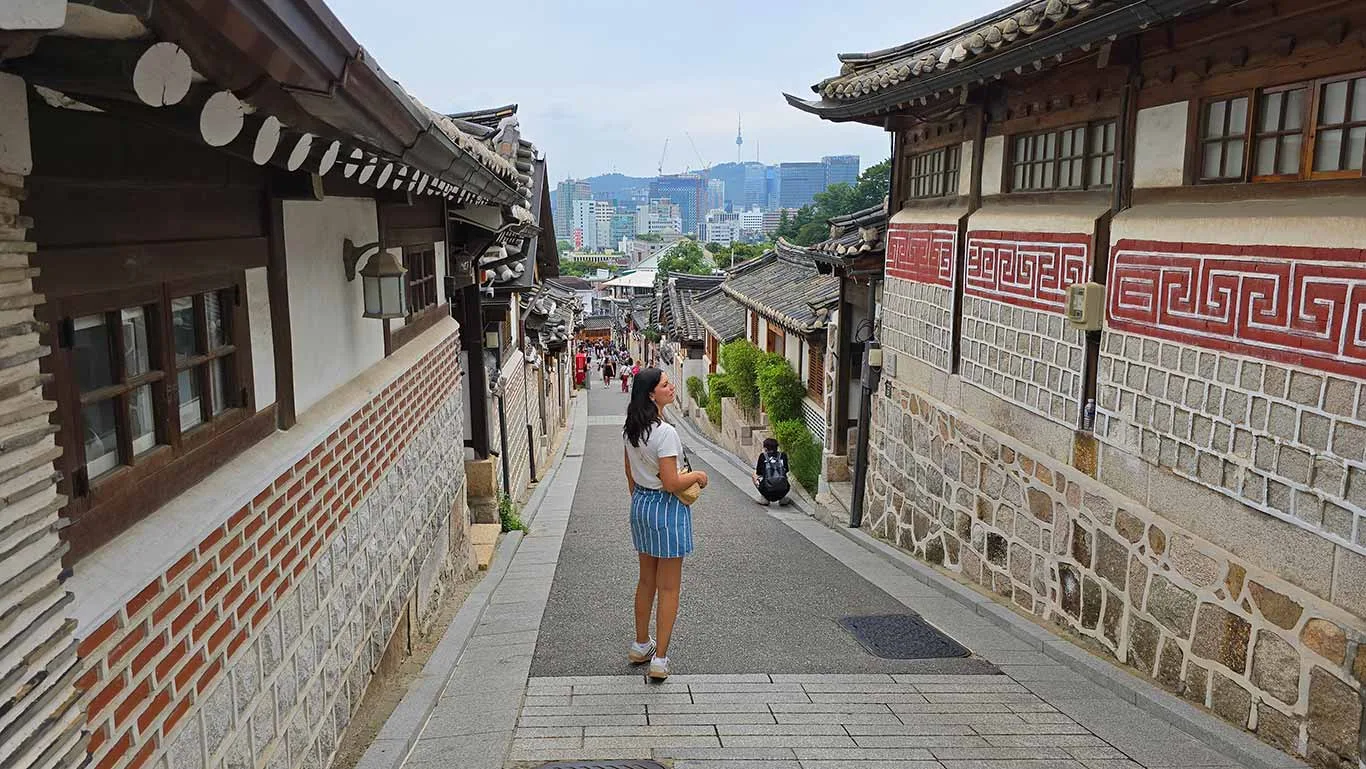 Noelia en la calle más famosa de la Bukchon Hanok Village
