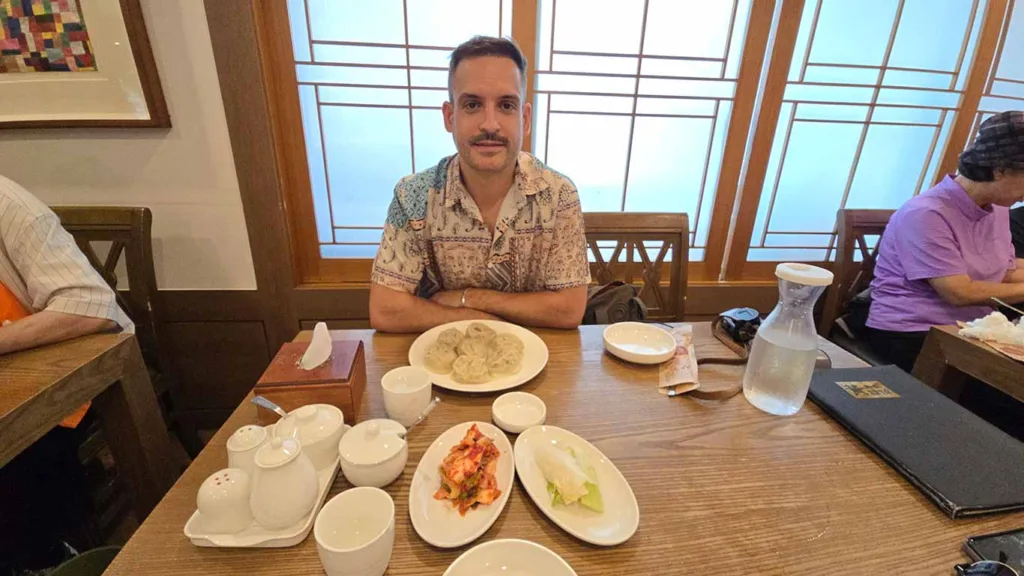 Joan comiendo en el restaurante Hwangsaengga Kalguksu las mandu y el Kalguksu