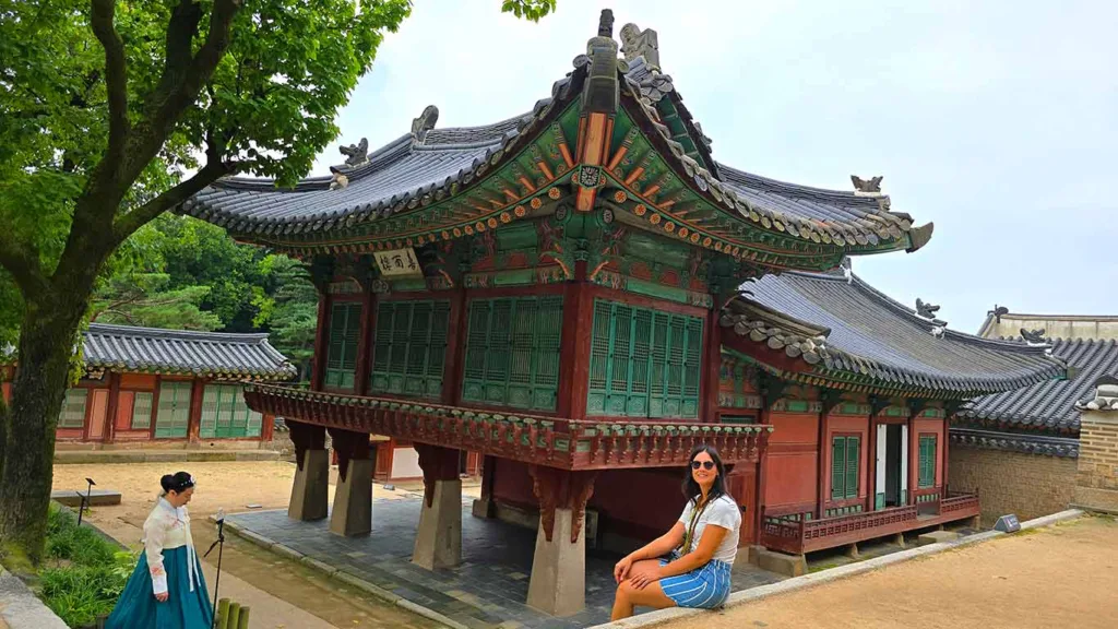 Noelia junto a un pabellón del Palacio Changdeokgung en Seúl, uno de los imprescindibles