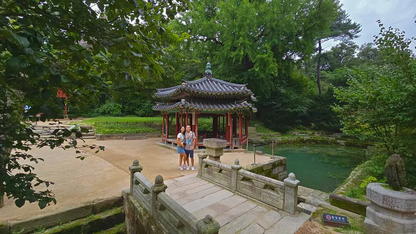 Joan y noelia en el Interior de los Jardines Secretos Huwon