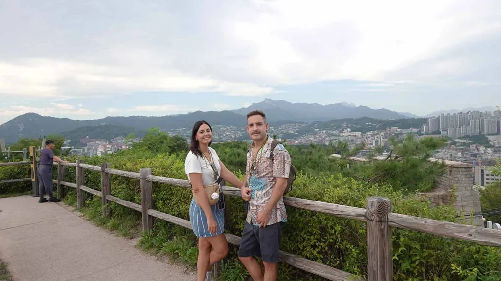 Noelia y Joan en la cima del Naksan Park