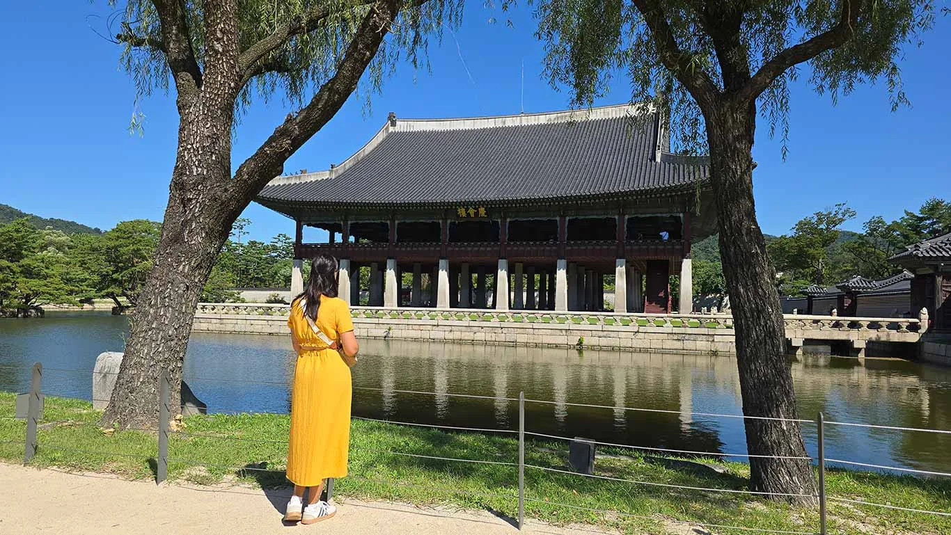 Noelia frente a un santuario en el interior del Palacio de Changgyeonggung