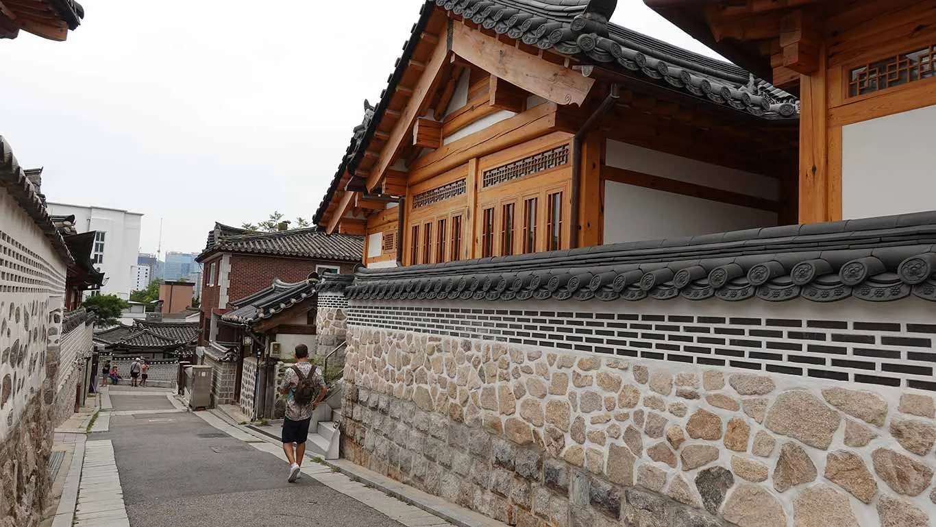 Joan paseando por las calles de casas tradicionales Bukchon Hanok Village