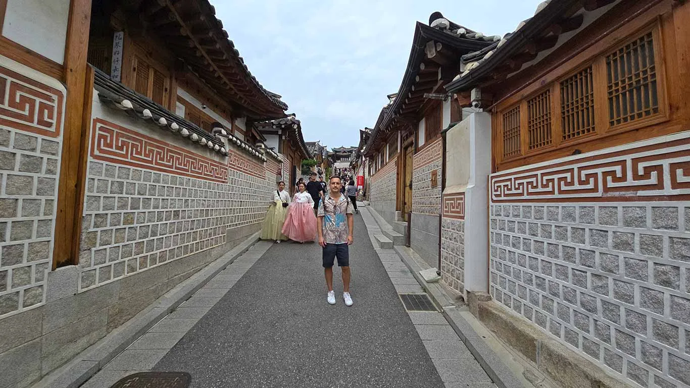 Joan paseando por la Bukchon Hanok Village junto a mujeres vestidas con el Hanbok