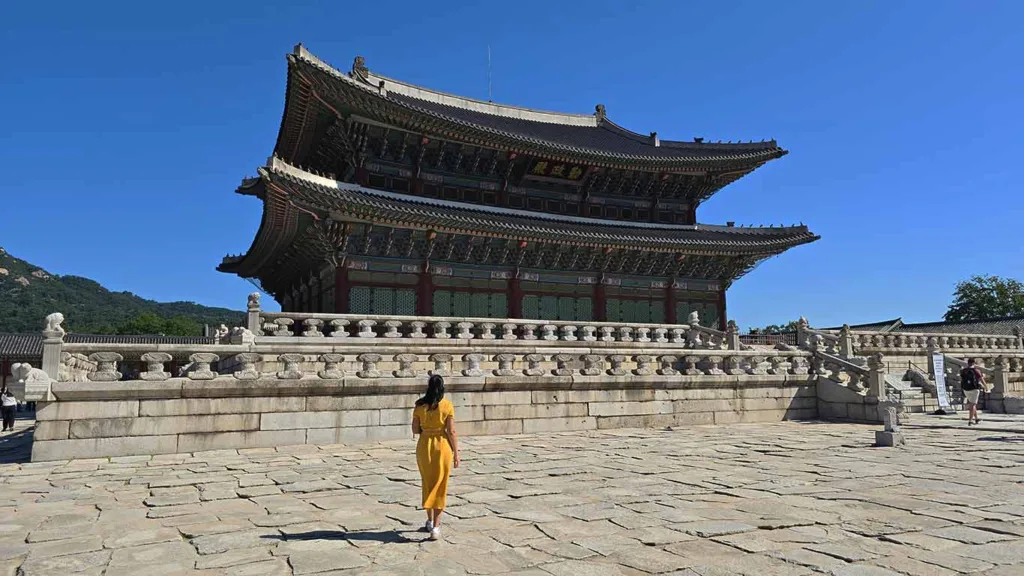 Noelia en el Palacio Gyeongbokgung a primera hora de la mañana en Seúl