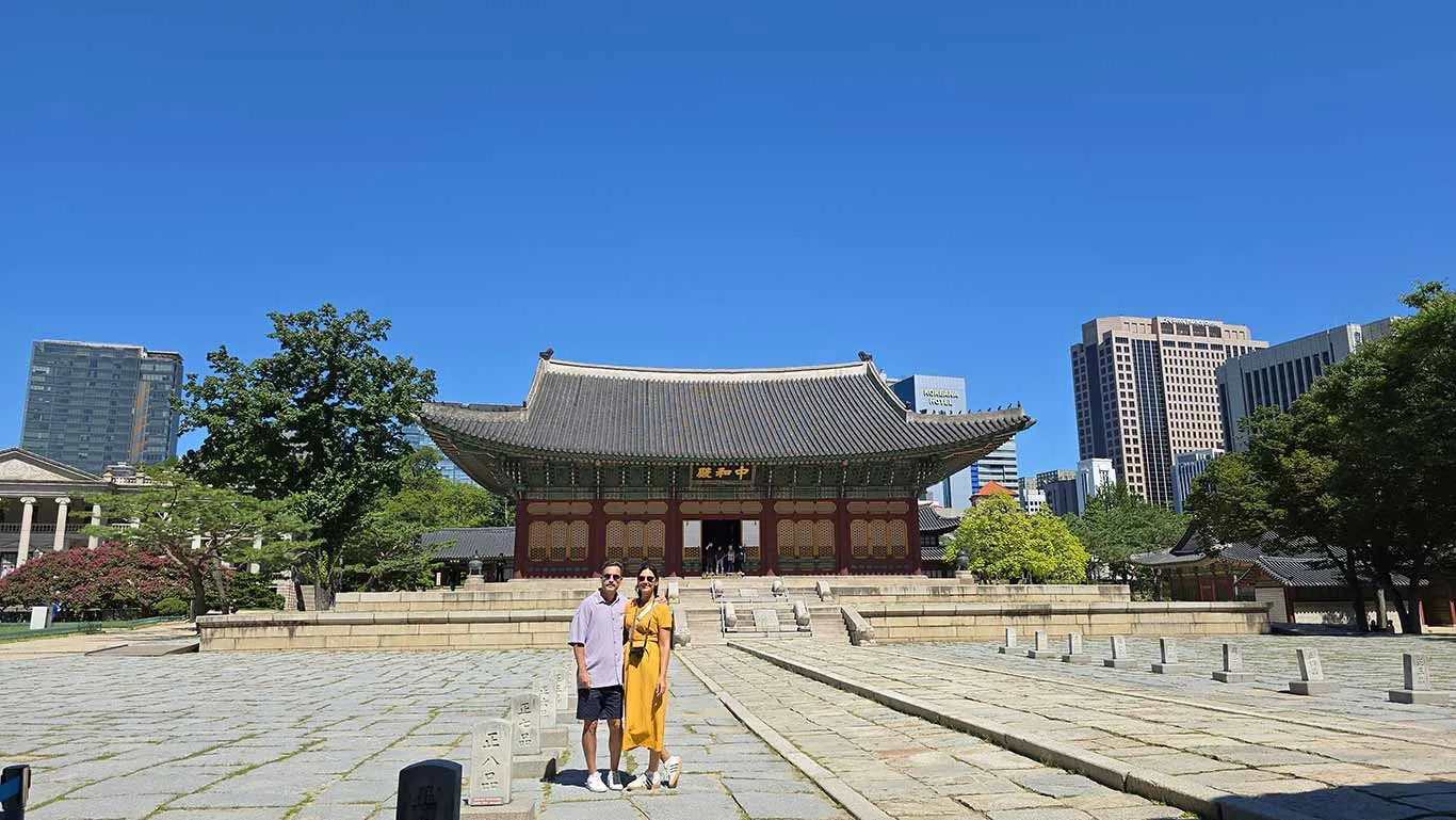 Noelia y Joan frente a un santuario del Palacio de Deoksugung