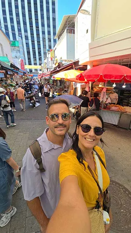 Noelia y Joan en el interior del Mercado Namdaemun