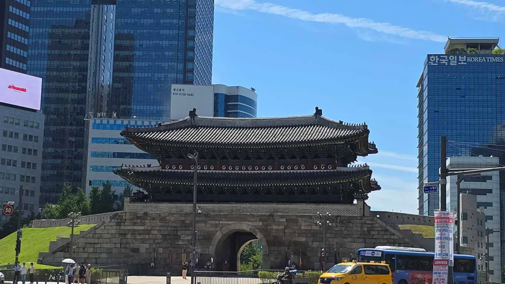 La Sungnyemun Gate se encuentra en una rotonda rodeada de rascacielos