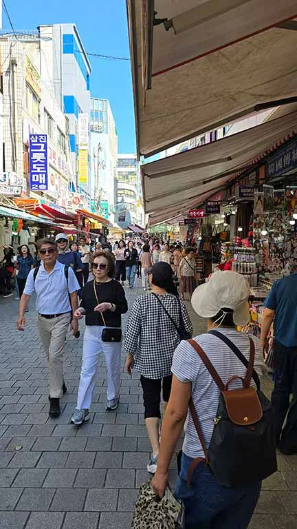 Calle llena de tiendas del Mercado Namdaemun