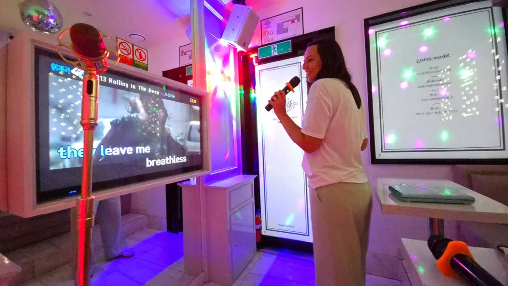 Noelia cantando en el interior de una sala de Karaoke del barrio de Hongdae en Seúl