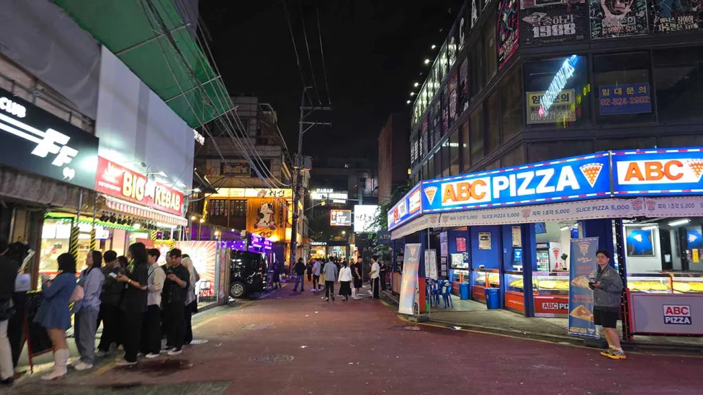 Calle del Barrio Hongdae por la noche
