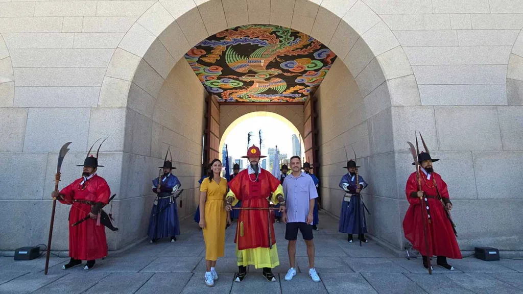 Noelia y Joan junto a un guardia real en la Puerta Gwanghwamun