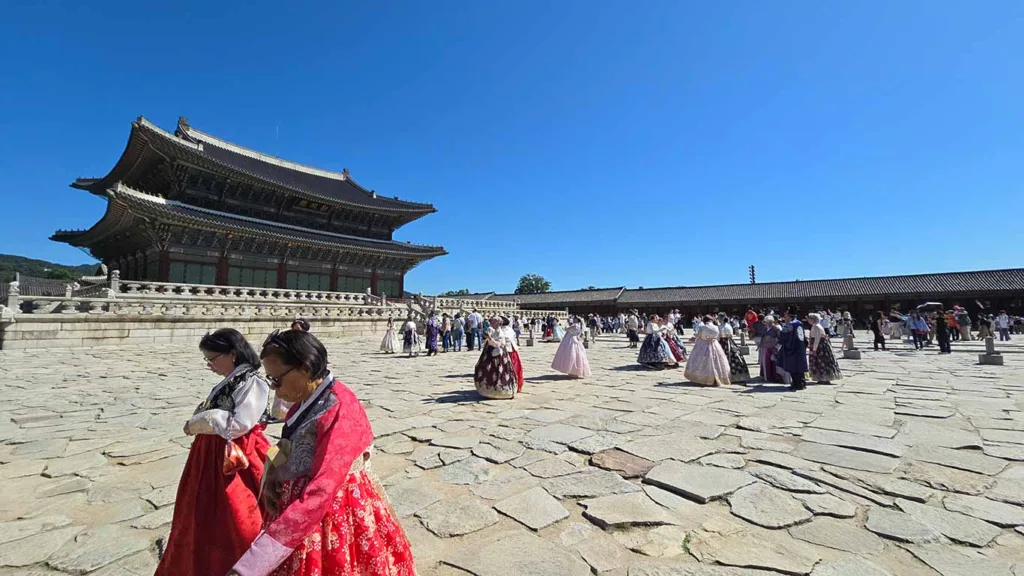 Personas con el traje Hanbok en el Palacio Gyeongbokgung de Seúl
