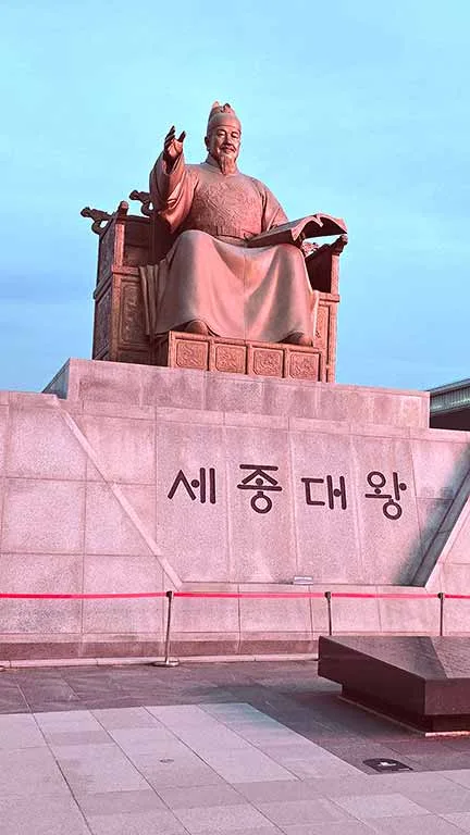 Escultura Rey Sejong en la avenida Sejong-daero de Seúl