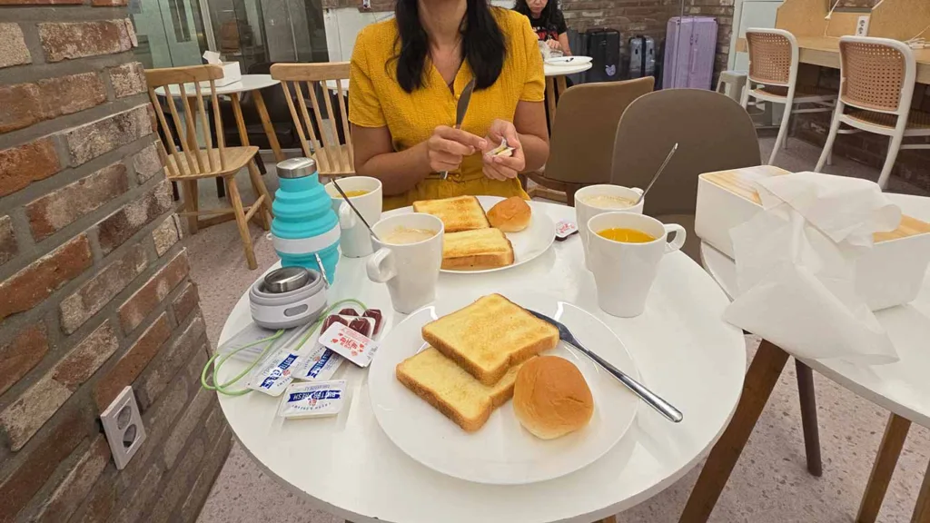Noelia desayunando en el OYO Hostel Myeongdong 6 de Seúl