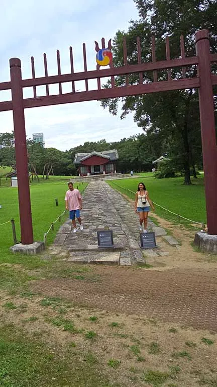Noelia y Joan dentro del parque de las Tumbas reales de Seolleung y Jeongneung