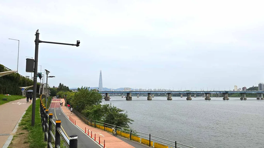 Vistas desde el paseo junto al río Han en el Parque de Seúl