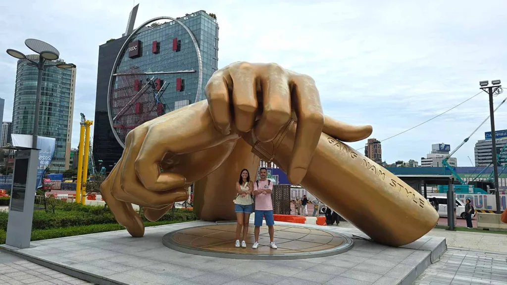 Noelia y Joan en la escultura de Gangnam Style bailando