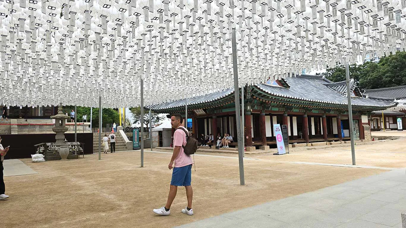 Joan paseando junto a los farolillos blancos del templo Bongeunsa