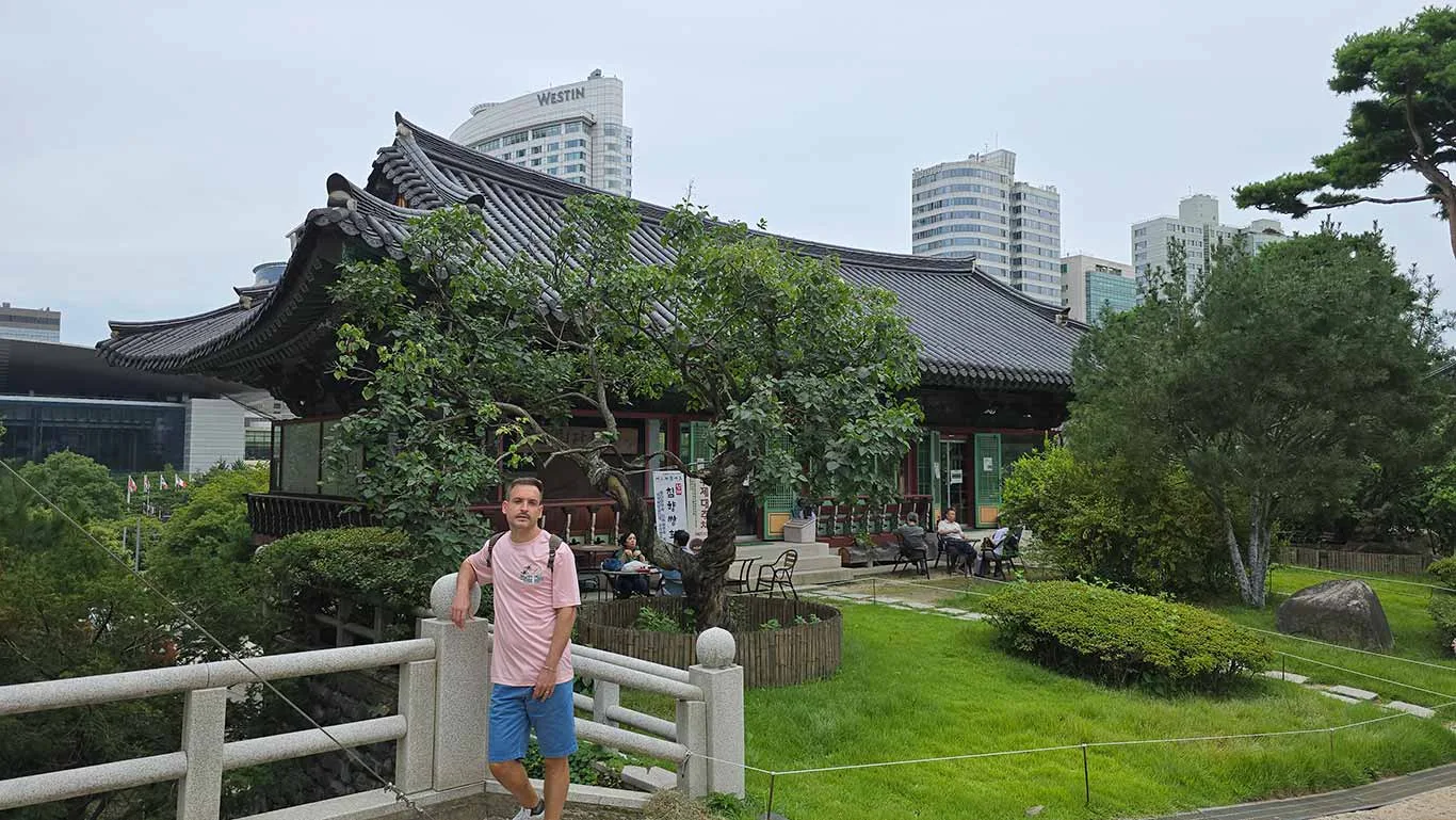 Joan junto a una cafetería dentro del templo Bongeunsa