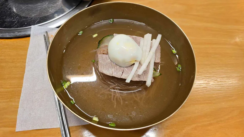 Plato Naengmyeon en el restaurante Pyeonggaok Samseong Branch de Seúl