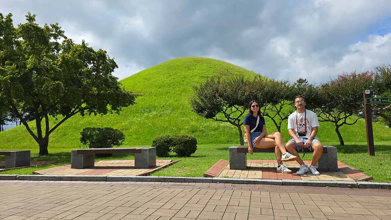 Noelia y Joan frente a uno de los túmulos dentro del complejo de tumbas Daereungwon.
